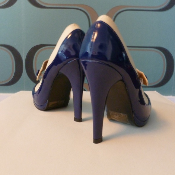 Pin-up girl Mary Janes in navy and cream - Picture 3 of 5